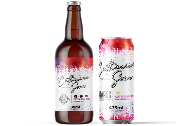 Na foto temos um fundo branco e na frente uma garrafa e uma lata com rotulos branco e rosa escrito Catharina Sour