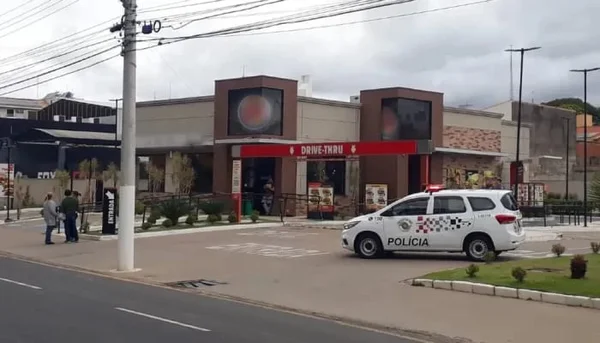 Policial surta e atira em cliente dentro de Burger King em São Paulo
