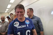 Candidato à reeleição em SP, Tarcísio de Freitas vota em escola no Morumbi - imagem 2