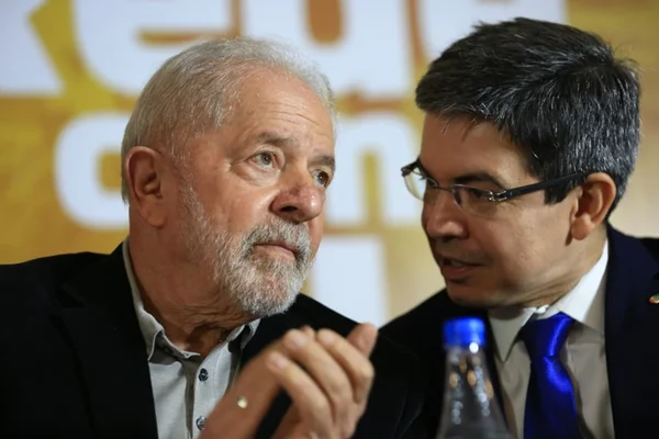 Lula e Randolfe Rodrigues conversam no evento