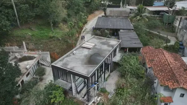 Imagem colorida de uma das mansões destruidas na “Beverly Hills” carioca - Metrópoles