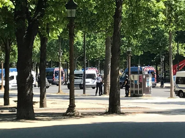 Carro atinge veículo da polícia e pega fogo em avenida de Paris