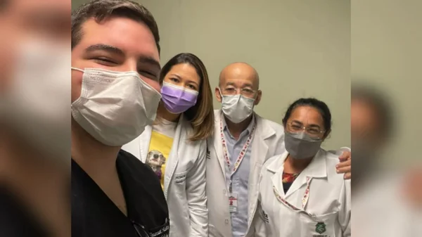 Aposentado e colegas de trabalho