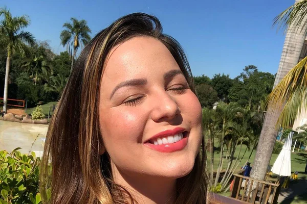 Ex-BBB mostra bumbum em foto e decreta: “Meta não é ser famosa”