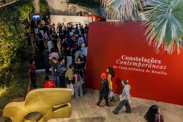 Foto colorida da abertura da exposição Constelações Contemporâneas da Cena Artística de Brasília - Metrópoles