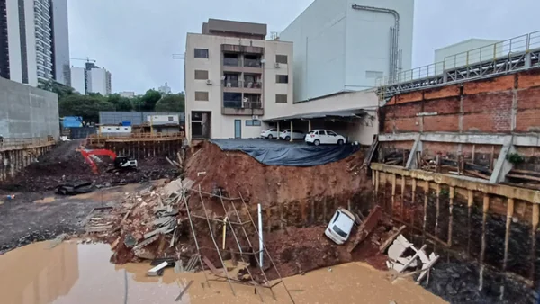 Foto colorida da cratera criada pelo deslizamento de terra em SC - Metrópoles