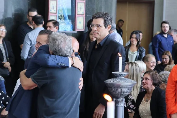 Abalado, Celso Portiolli precisou deixar velório de Gugu amparado
