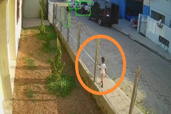 Imagem colorida, Criança de dois anos é flagrada na rua após sair sozinha de creche - Metrópoles