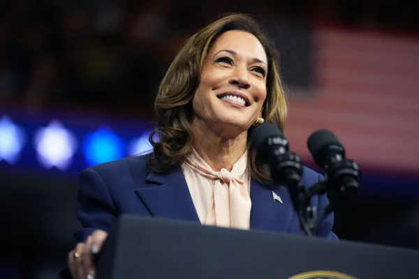 Imagem colorida de Kamala Harris - Metrópoles