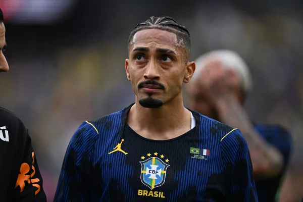 Raphinha saiu de campo no amistoso da Seleção Brasileira x França