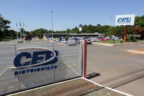 CEB e BNDES definem metas para concluir privatização em abril