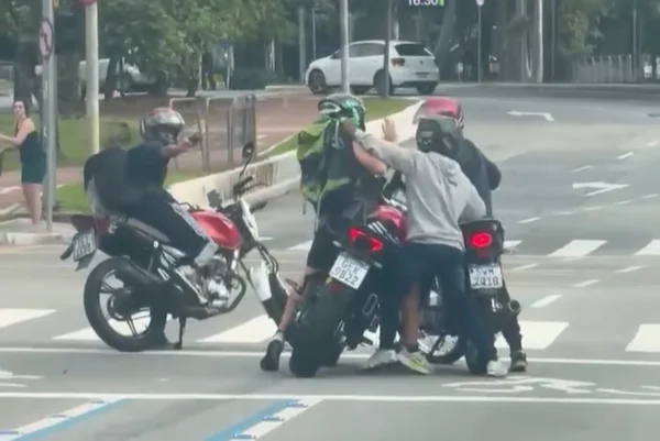 Imagem colorida de assalto a motociclista em avenida