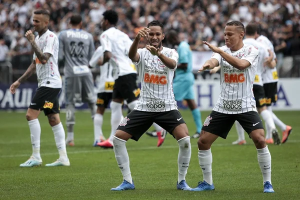 Com gols relâmpagos, Corinthians vence clássico contra o Santos