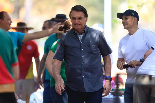 Bolsonaro come churrasco em dia homenagem gauchosco em dia homenagem gauchos