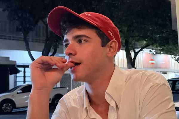 Streamer acusado de homofobia diz que ator de Quem Ama Cuida foi racista - destaque galeria