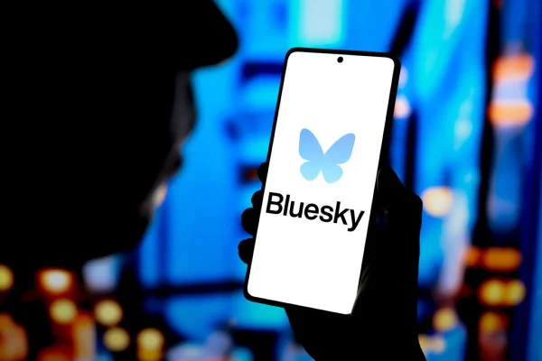 Imagem colorida de celular aberto no aplicativo BlueSky - Metrópoles