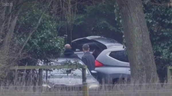 Imagens mostram policiais chegando à casa do ex-príncipe Andrew