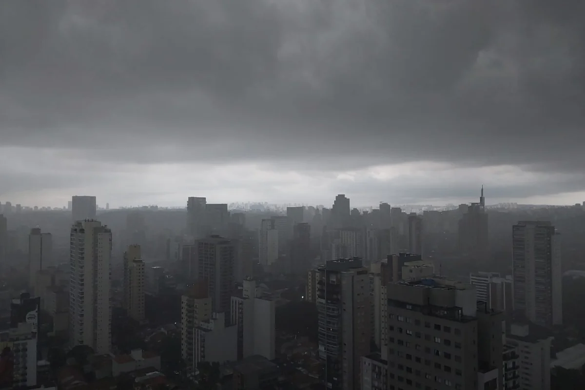 Anoiteceu: cidade de São Paulo está em estado de atenção para alagamentos