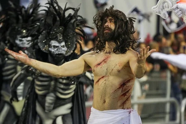 Homem vestido de Jesus no desfile da Gaviões da Fiel conquista a web
