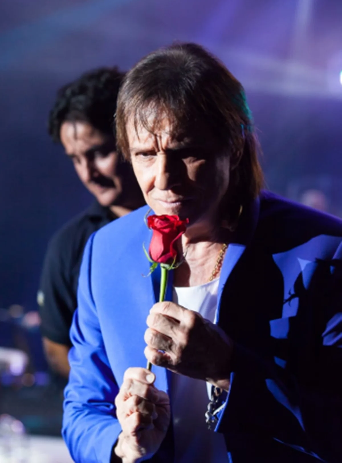 Roberto Carlos lança rosas à plateia, um dos momentos mais aguardados pelas fãs Roberto Carlos lança rosas à plateia, um dos momentos mais aguardados pelas fãs