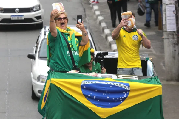 Bolsonaristas jogaram pão com mortadela em apoiadores de Lula
