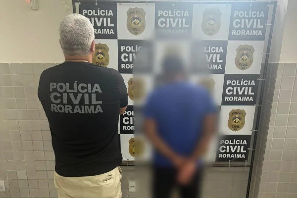 Imagem colorida mostra momento do prisão - Metrópoles