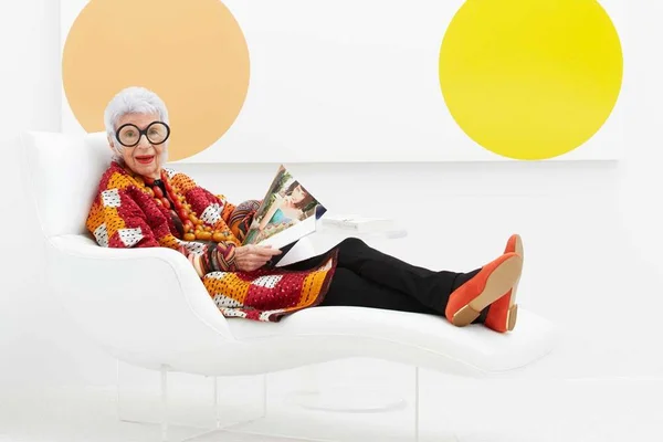Ícone fashion: exposição permanente reúne looks de Iris Apfel