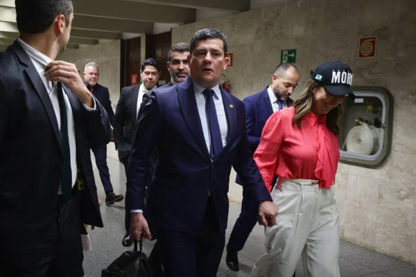 Imagem colorida do senador Sérgio Moro (União-PR) ao deixar gabinete acompanhado pela esposa Rosângela após TSE rejeitar a cassação de seu mandato, na noite desta terça-feira (21/5). O ex-juiz era acusado de caixa 2, abuso de poder econômico, uso indevido dos meios de comunicação e irregularidade em contratos e foi absolvido por 7 votos a 0 - Metrópoles