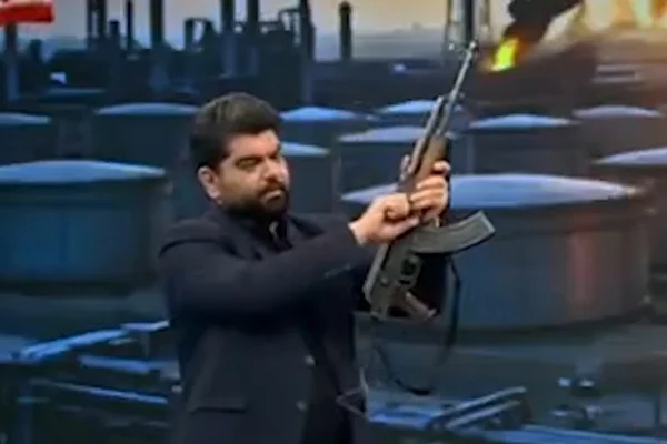 imagem colorida de apresentador do Irã que disparou fuzil durante transmissão ao vivo