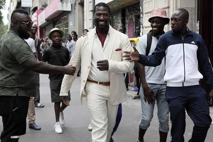 <b>Château-Paris.</b> Charles (Jacky Ido) é um francês de origem africana que passa seus dias andando pelo bairro de Château D'Eau em Paris, por onde passam pessoas de todas as origens. Ele procura trazer novos clientes aos salões de beleza da região, especializados em penteados afro e cosméticos para a pele negra. Em meio a disputas com salões concorrentes e a busca por dinheiro, Charles sonha em abrir o seu próprio salão <b>Château-Paris.</b> Charles (Jacky Ido) é um francês de origem africana que passa seus dias andando pelo bairro de Château D'Eau em Paris, por onde passam pessoas de todas as origens. Ele procura trazer novos clientes aos salões de beleza da região, especializados em penteados afro e cosméticos para a pele negra. Em meio a disputas com salões concorrentes e a busca por dinheiro, Charles sonha em abrir o seu próprio salão