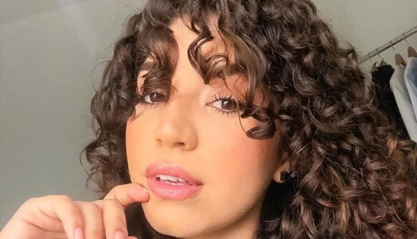 Curtain bangs: dicas para as cacheadas também aderirem ao corte da vez