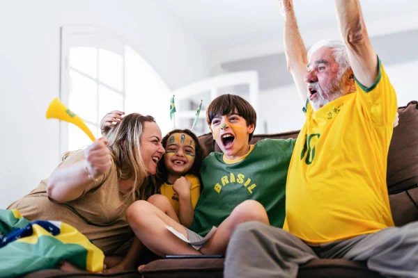 Foto colorida de pessoas com camisa da seleção brasileira torcendo-Metrópoles