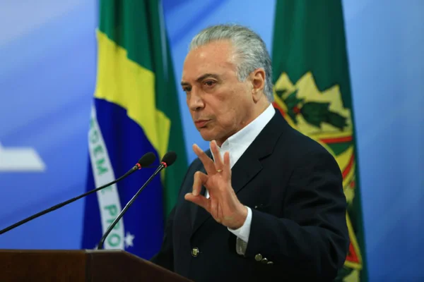 Juros tendem a cair muito mais, diz Temer em cerimônia