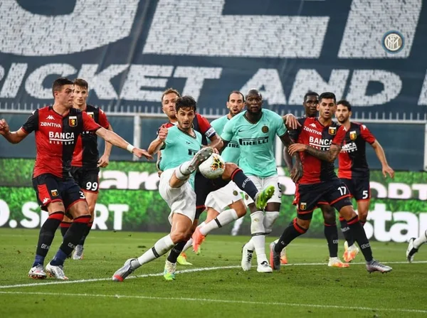 Inter de Milão vence, volta a ser vice-líder e mantém chances de título