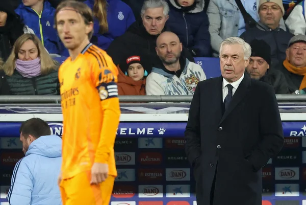 Foto colorida de Carlo Ancelotti e Luka Modric - Metrópoles