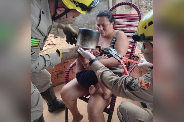 GO: bebê fica com cabeça presa na panela de pressão enquanto brincava