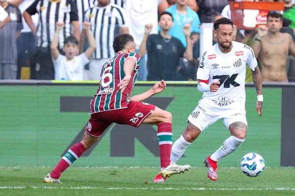 Foto colorida do jogo entre Santos e Fluminense - Metrópoles