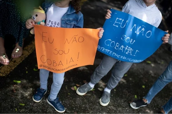 Grupo protesta contra vacinação infantil: “Eu não sou cobaia”