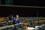 Ex-deputado federal Dallagnol sentado sozinho no plenário, prestes a perder o mandato
