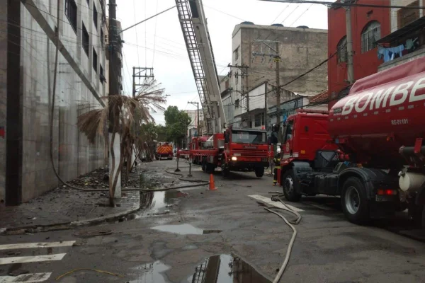 Incêndio de grandes proporções atinge prédio comercial no Brás