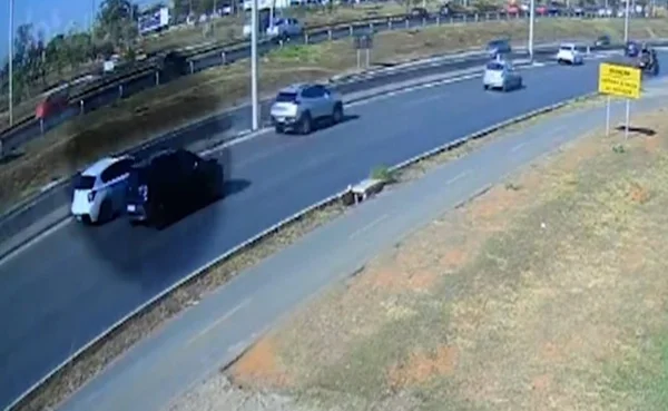 Vídeos mostram motorista fazendo zigue-zague antes de BMW capotar