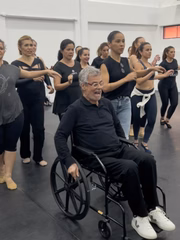 Carlinhos de Jesus surge de cadeira de rodas nas redes sociais 