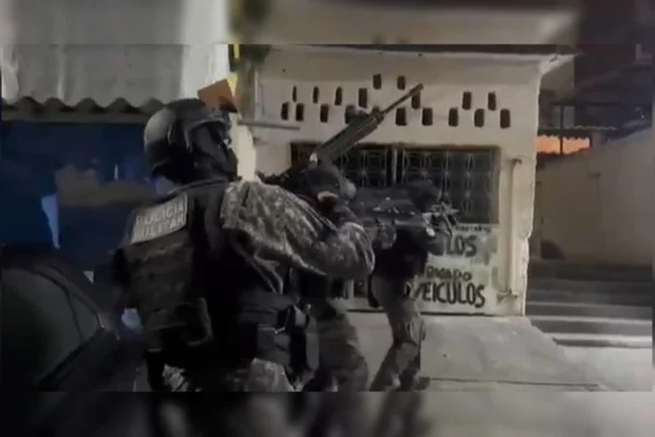 BOPE cerca complexo de Israel, domínio de Peixão, para combater roubos