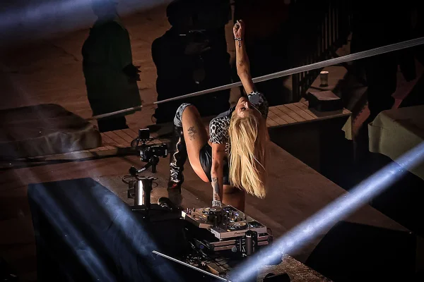 Pabllo-Vittar-abrindo-show-da-Lady-Gaga-em-Copacabana-metrópoles