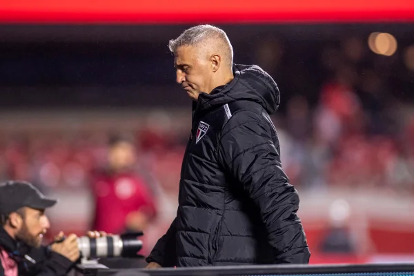 Imagem colorida do técnico Hernán Crespo