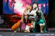 Brasilienses, os dois se conheceram em 2012 em um evento de cosplay. Carol trabalha como propmaker e Genilson é fotojornalista. Eles se casaram em 2020