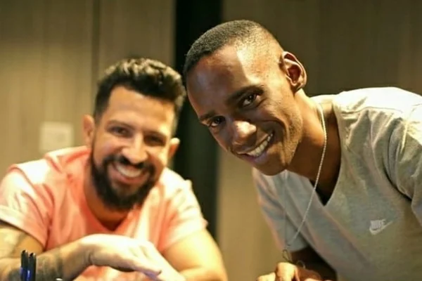 DJ preso injustamente por morte ganha apoio e presente de Dennis DJ