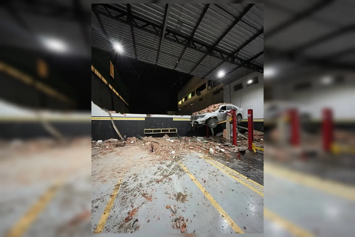 Telhado de oficina desaba sobre carro Telhado de oficina desaba sobre carro
