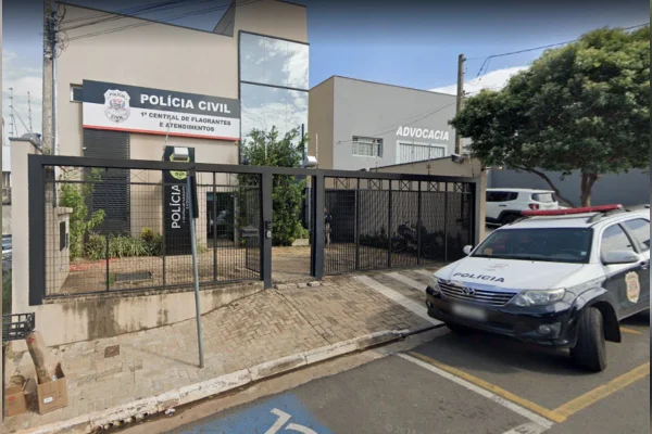 Preso entope vaso, alaga cela e ameaça matar policiais em delegacia