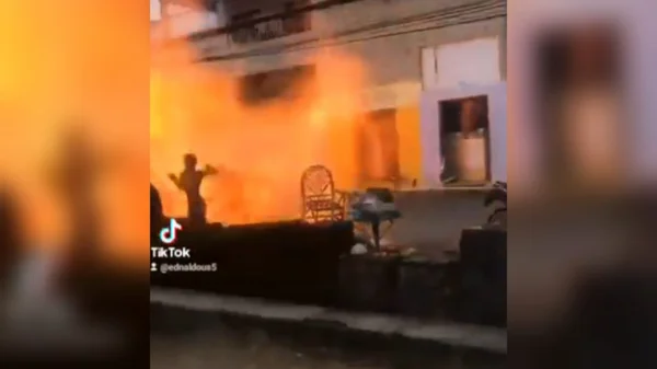 Frame de vídeo no TikTok mostra momento em que botijão explode em cozinha e gera grande incêndio em rua em Recife, Pernambuco. É possível ver pessoa correndo em meio às imensas chamas - Metrópoles